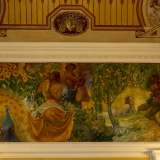 Pavoni, centauri, danzatori e fiori dai tratti fiabeschi cedono poi il posto al cornicione superiore in pieno stile liberty...